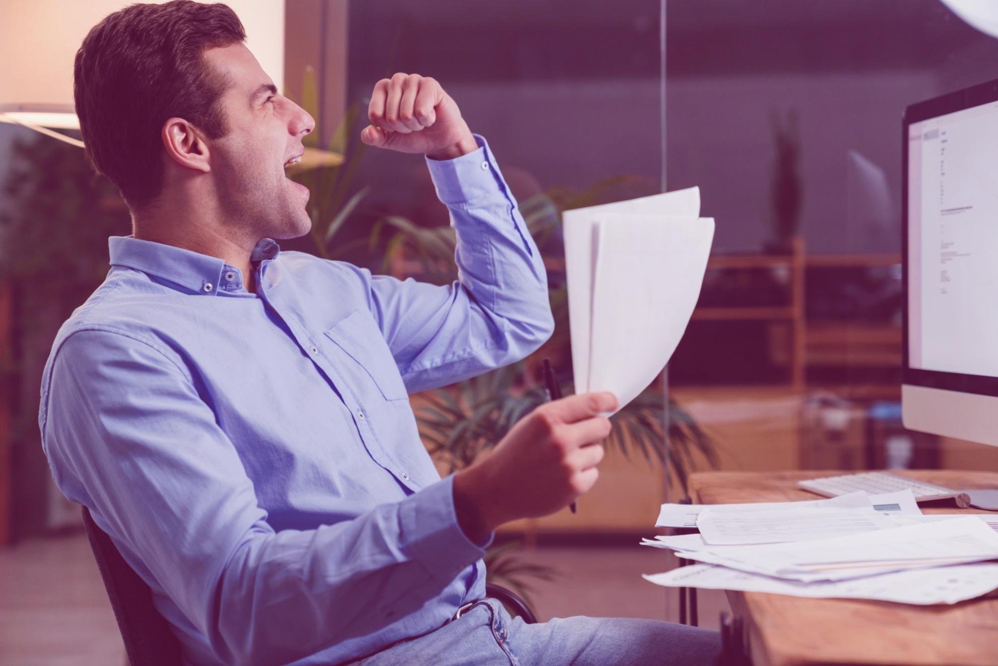 Professional SEO training session showing instructor guiding students through analytics dashboard